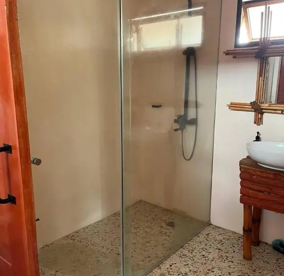 Standard Neljän Hengen Huone, Solimar Seaside Cabanas