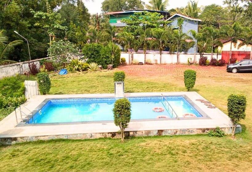 נוף לבריכה, Sulochana Resort