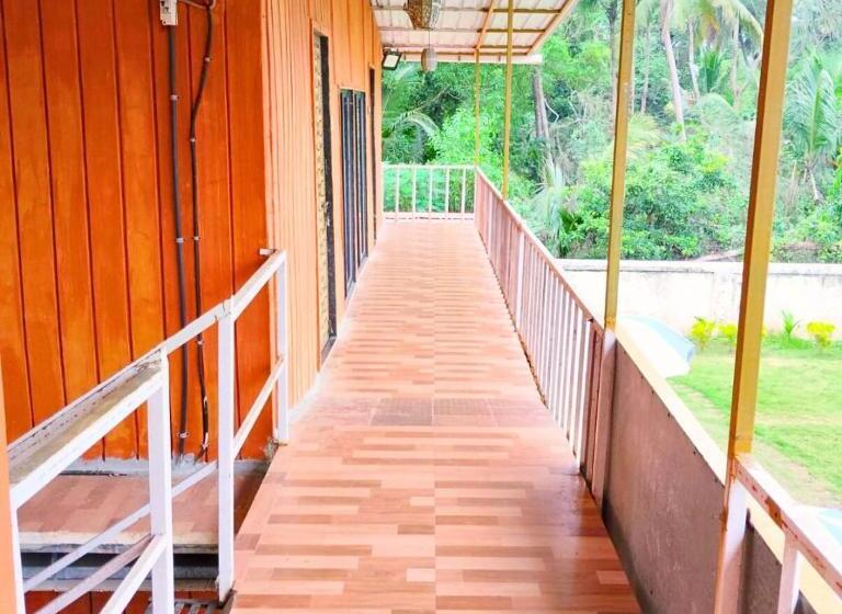 נוף לבריכה, Sulochana Resort