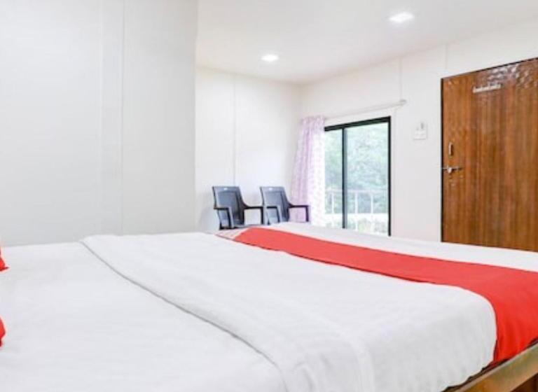 נוף לבריכה, Sulochana Resort