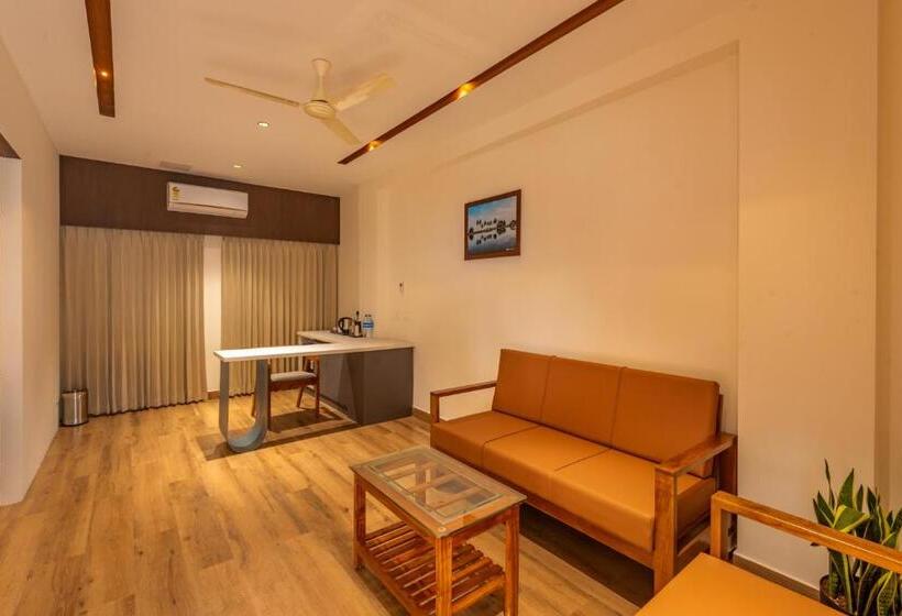 Люкс Премиум, Stay Bella Kozhikode