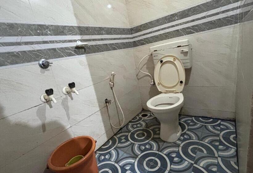 חדר סטנדרט לארבעה, Staymaker Naik Residency