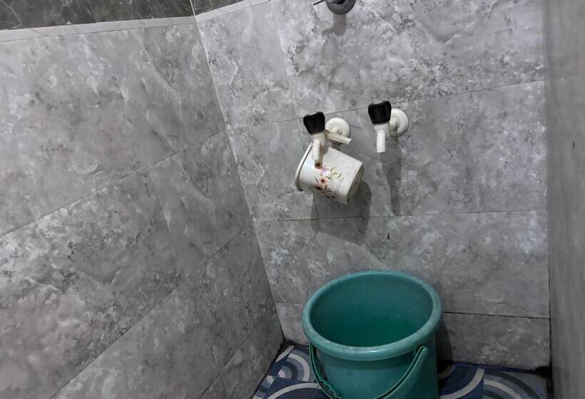 חדר משפחתי, Staymaker Naik Residency