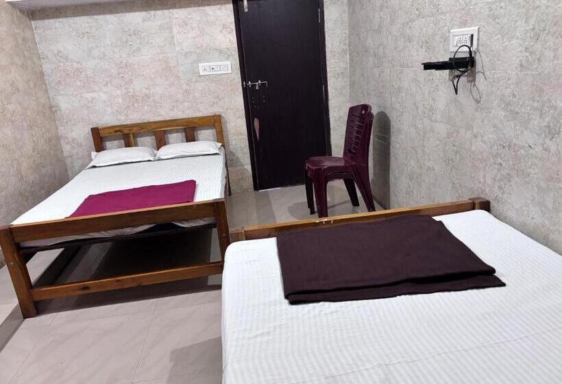 חדר סטנדרט לארבעה, Staymaker Naik Residency