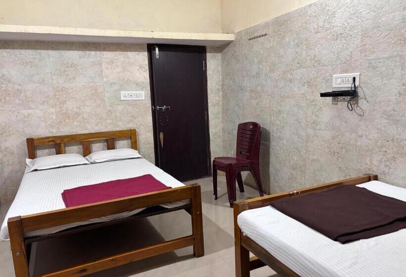 חדר סטנדרט לארבעה, Staymaker Naik Residency