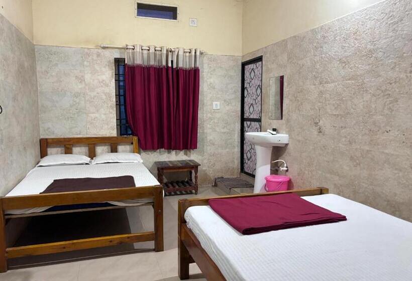 חדר סטנדרט לארבעה, Staymaker Naik Residency