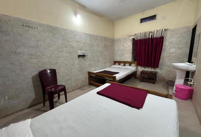 חדר סטנדרט לארבעה, Staymaker Naik Residency