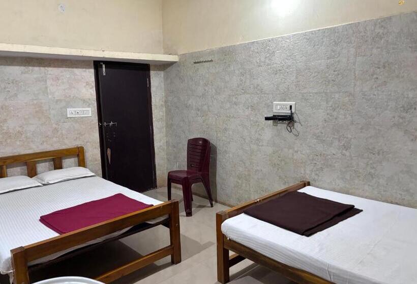 חדר סטנדרט לארבעה, Staymaker Naik Residency