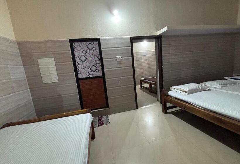 חדר משפחתי, Staymaker Naik Residency