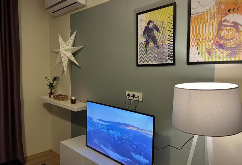 דירת חדר בקומת קרקע, Roj Suite