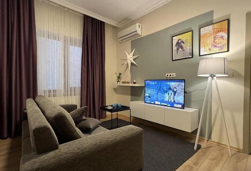 דירת חדר בקומת קרקע, Roj Suite