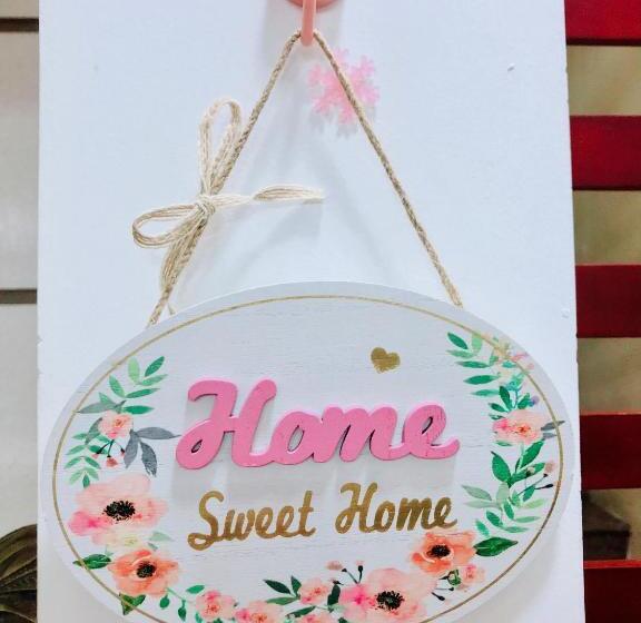 اتاق لوکس با بالکن, Lucky Home