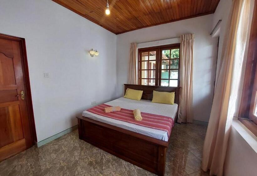 חדר משפחתי, Mystique Hideout