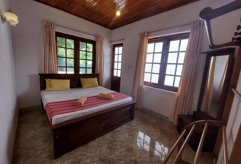 חדר משפחתי, Mystique Hideout