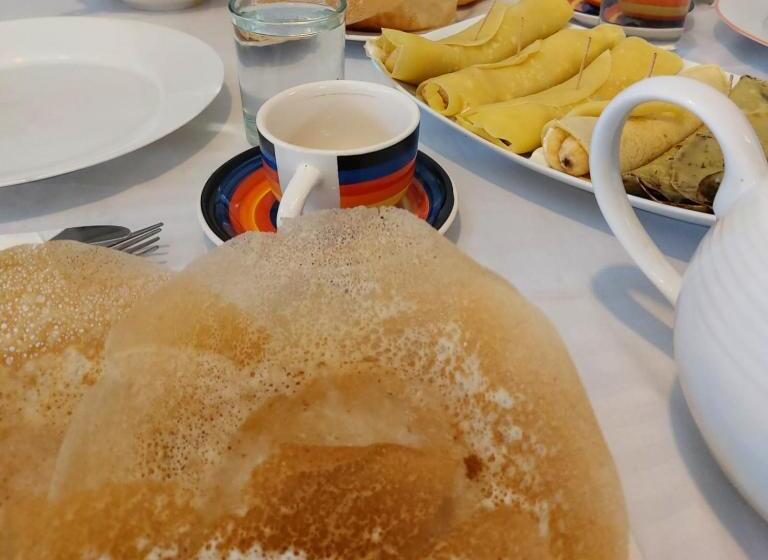 חדר משפחתי, Mystique Hideout