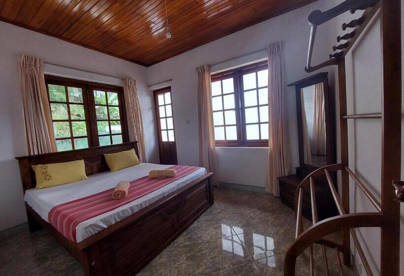 חדר משפחתי, Mystique Hideout