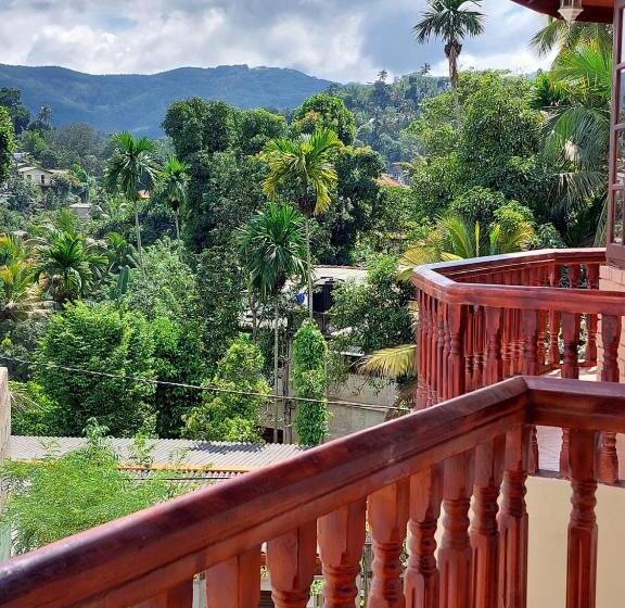 חדר משפחתי, Mystique Hideout