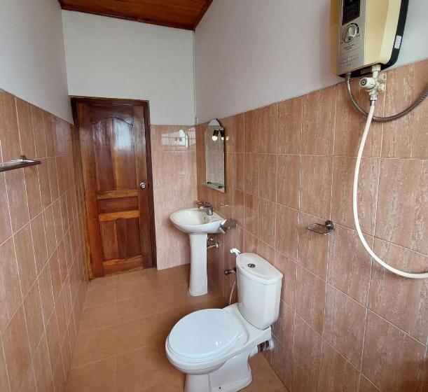 חדר משפחתי, Mystique Hideout