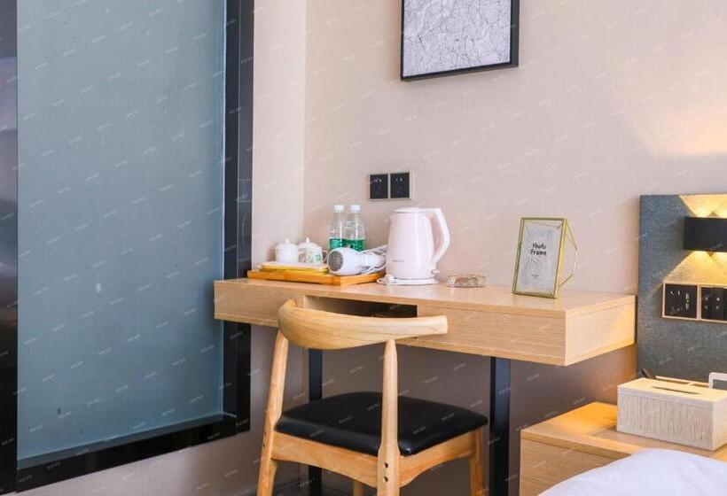 Номер Стандарт, Colour Hotel   Nanchang West Railway Station