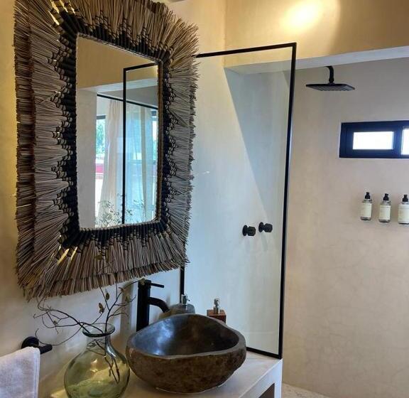 Семейный Номер, Casa Realm