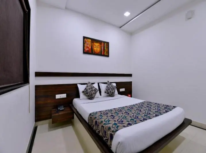 Camera Deluxe, Sunil Inn