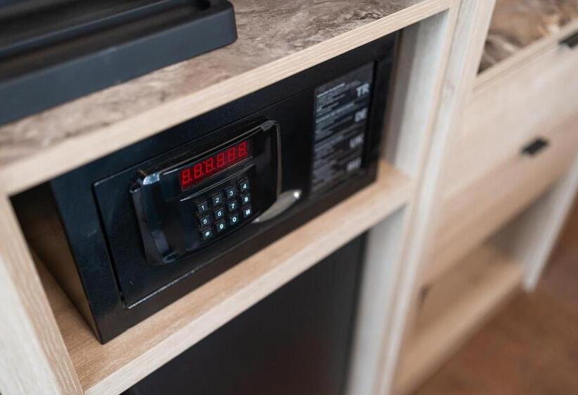 Номер Стандарт, The Hyde   At Dunning S Bar