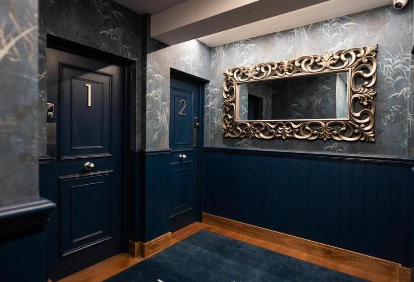 Номер Стандарт, The Hyde   At Dunning S Bar