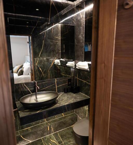 Семейный Номер, The Hyde   At Dunning S Bar