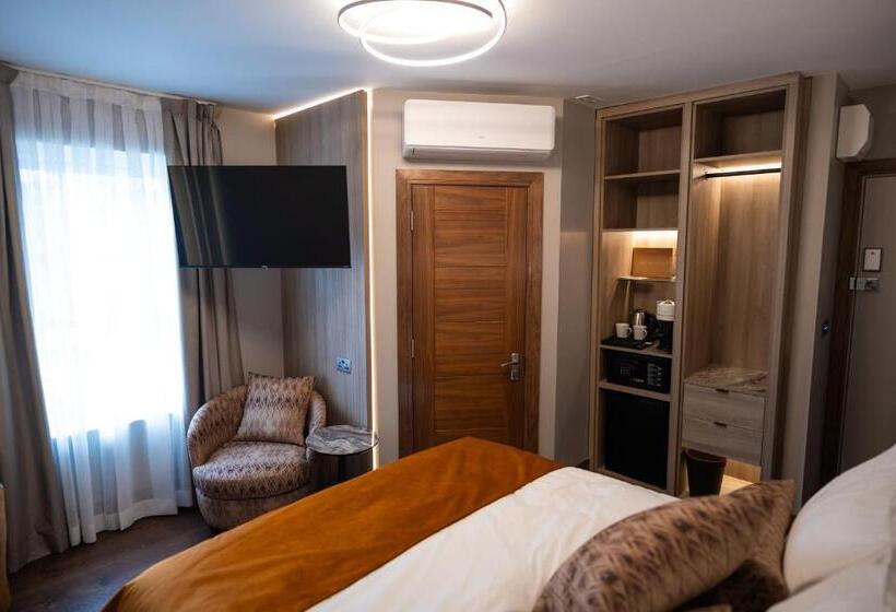 Номер Стандарт, The Hyde   At Dunning S Bar