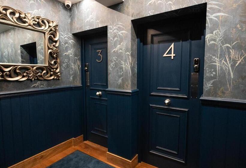 Номер Стандарт, The Hyde   At Dunning S Bar