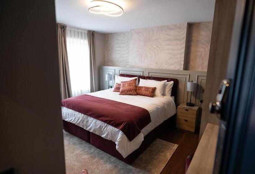 Номер Стандарт, The Hyde   At Dunning S Bar