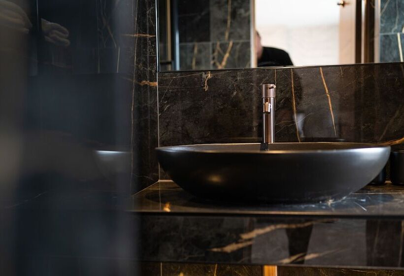 Семейный Номер, The Hyde   At Dunning S Bar