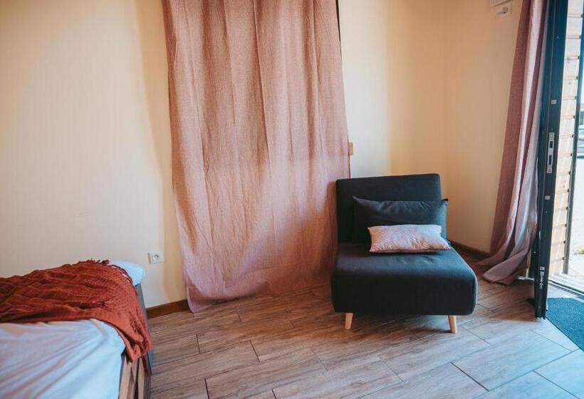 استودیوی استاندارد, L Auberge Créole