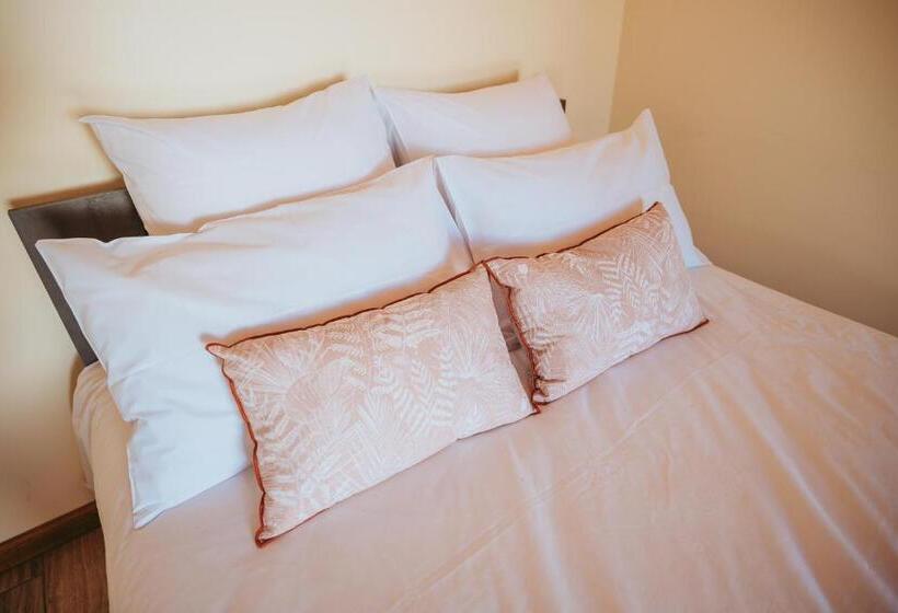 استودیوی استاندارد, L Auberge Créole