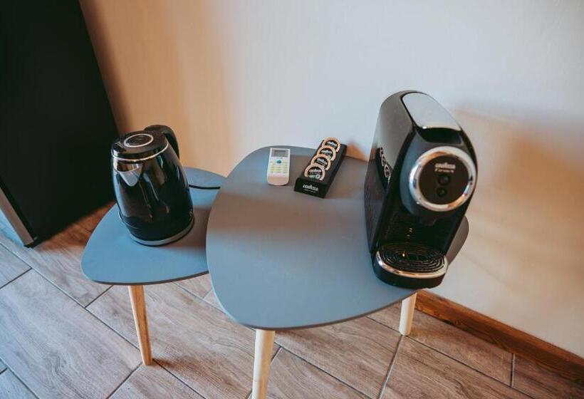 استودیوی استاندارد, L Auberge Créole