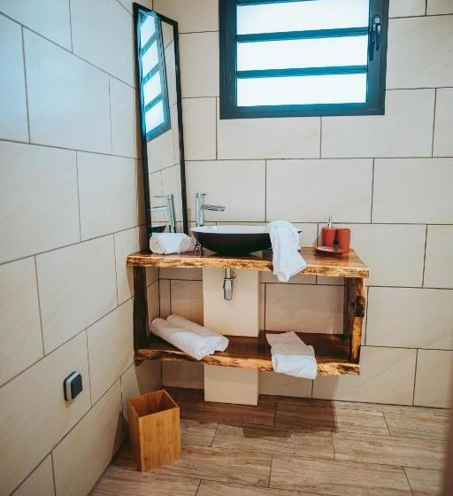 استودیوی استاندارد, L Auberge Créole