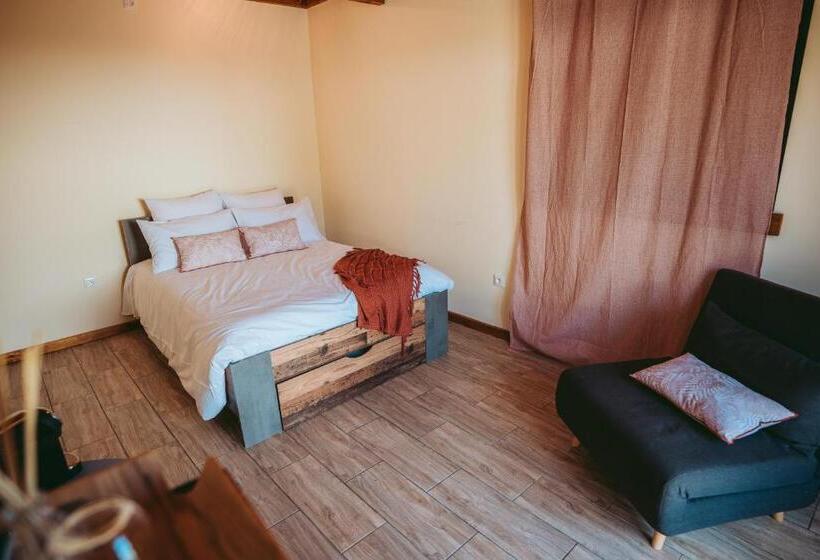 استودیوی استاندارد, L Auberge Créole