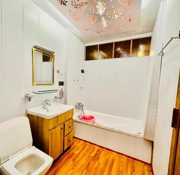 标准间, Floating Luxury Group Of Houseboats