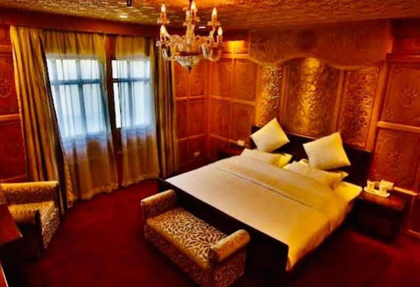 سوییت اجرایی, Floating Luxury Group Of Houseboats