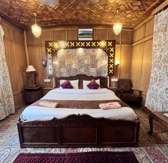 标准间, Floating Luxury Group Of Houseboats