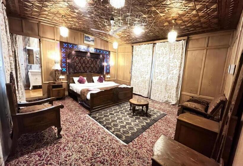 سوییت اجرایی, Floating Luxury Group Of Houseboats