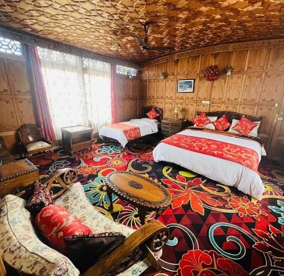 سوییت اجرایی, Floating Luxury Group Of Houseboats