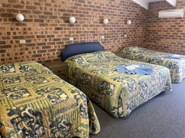 חדר משפחתי, Clock Tower Motor Inn