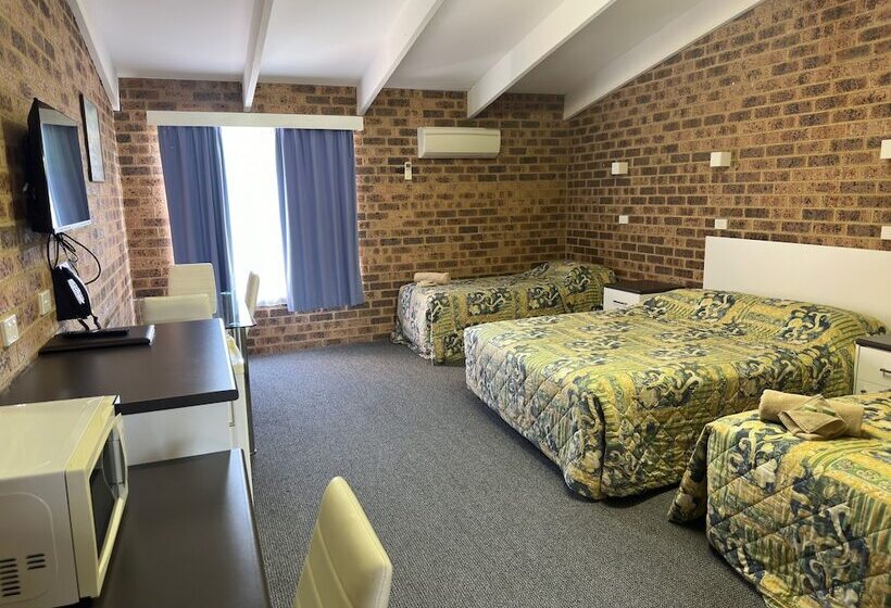 חדר משפחתי, Clock Tower Motor Inn