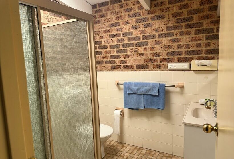 חדר משפחתי, Clock Tower Motor Inn