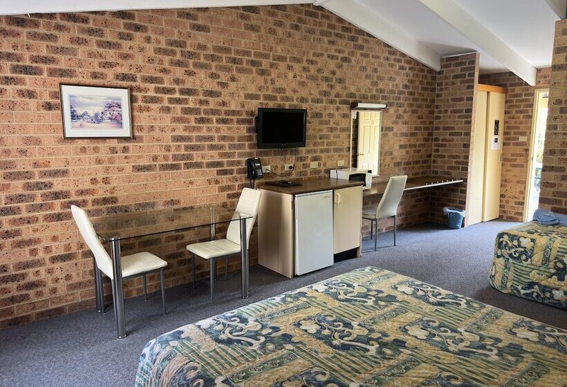 חדר משפחתי, Clock Tower Motor Inn