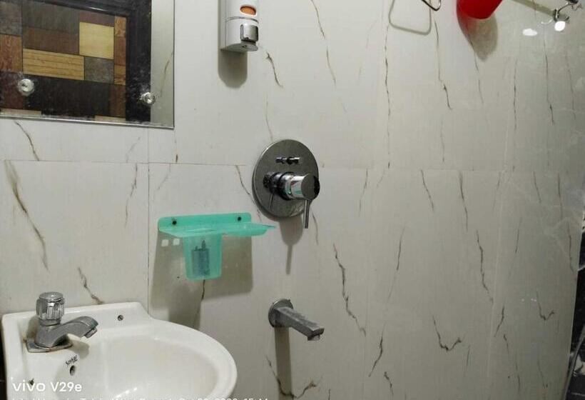 スタンダードルーム, Oyo Hotel Flowra