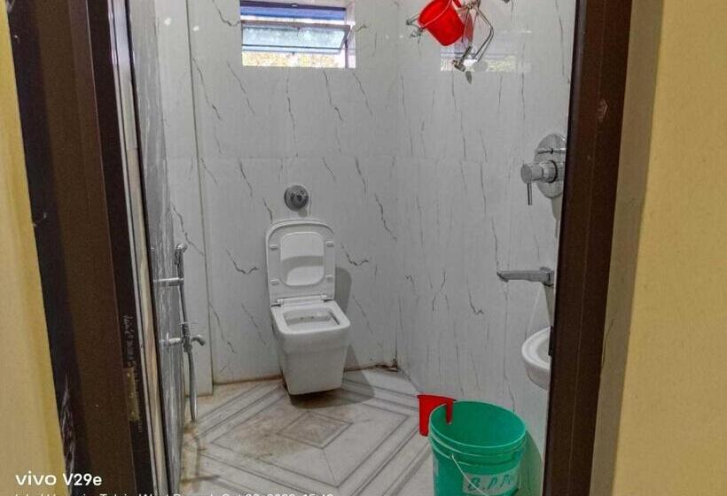 スタンダードルーム, Oyo Hotel Flowra