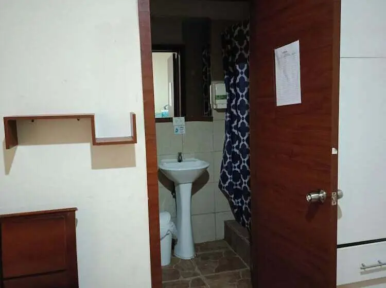 ベーシックルーム, Hostal Urban Inn La Mariscal