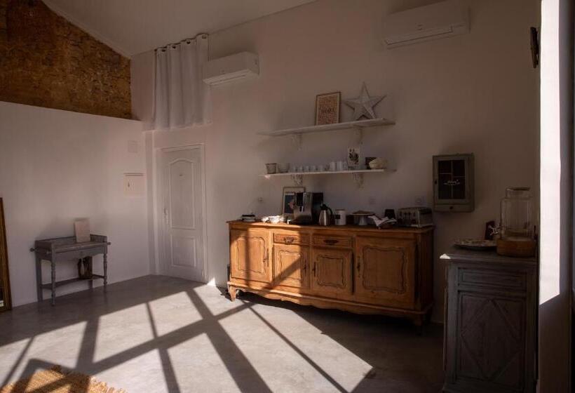 Номер Стандарт Вид на Бассейн, Bessire Chambres & Table D Hôtes